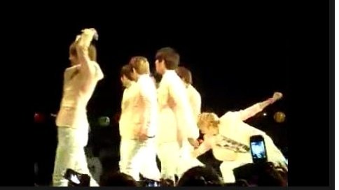 공연도중 팬에게 다리를 붙잡혀 끌려가는 인피니트의 동우(맨 오른쪽).