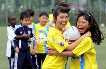 경기 안산시 물댄동산 다문화지역아동센터 어린이들이 축구를 하며 즐거워하고 있다.