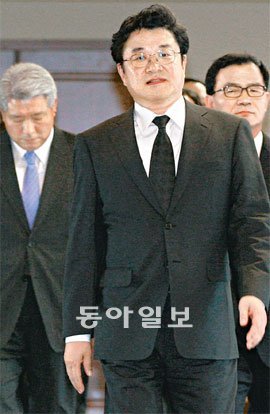 검은 넥타이의 金총장 대검찰청 중앙수사부의 직접 수사기능 폐지와 관련해 정치권과 검찰이 충돌 양상을 보이고 있는 가운데 6일 김준규 검찰총장(가운데)이 박용석 대검 차장(오른쪽), 김홍일 대검 중수부장과 함께 긴급간부회의가 열린 서울 서초구 서초동 대검찰청 브리핑실로 이동하고 있다. 김 총장은 현충일인 이날 오전 국립서울현충원을 참배한 뒤 곧바로 대검 청사로 나와 검은색 넥타이를 맸다. 양회성 기자 yohan@donga.com