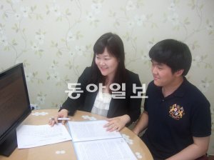 “적성과 흥미를 고려해서 대학과 학과를 결정하고 전형에 맞게 성적, 비교과 영역을 준비하면 꿈을 이룰 수 있단다.” 윤민정 컨설턴트(왼쪽)의 조언을 들은 민경수 군은 구체적인 진로 계획을 세웠다. 김영일교육컨설팅 제공