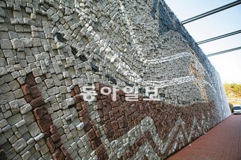 전남 보성군은 9일 태백산맥문학관에서 몽돌(옹석)벽화 ‘백두대간의 염원’의 한국기록 인증서 수여식과 세계기록 도전(기네스북 등재) 선포식을 가질 계획이다. 보성군 제공