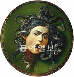 ‘광기에 사로잡힌 천재 화가’란 평가를 받는 카라바조의 대표작 중 하나인 ‘메두사’. 화가 자신이 모델이다. 생에 대한 자조와 회한, 시대에 대한 조롱이라는 해석을 낳고 있다. 나무방패에 붙인 캔버스에 유채.