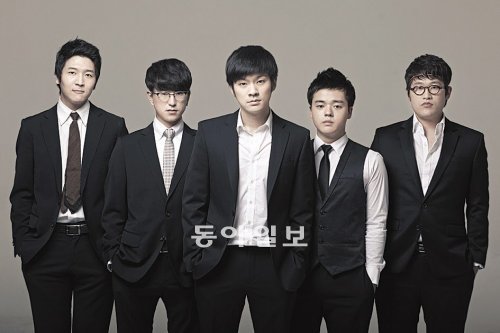 다작(多作)은 못한다. 그 대신 한 번 만들면 마음에 들 때까지 ‘깨알같이’ 들여다보고 고친다. 2집을 들고 돌아온 ‘장기하와 얼굴들’이다. 왼쪽부터 정중엽(베이스) 이민기(기타) 장기하(보컬) 김현호(드럼) 이종민(건반). 두루두루amc 제공