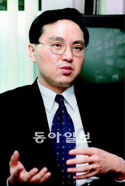 통일부 통일교육원장에 임명된 탈북자 출신 조명철 대외경제연구원 국제개발협력센터 소장. 조 신임 원장은 김일성종합대에서 경제학부 교원으로 재직하다 1994년 남쪽으로 넘어왔다. 고위공무원단에 탈북자 출신이 임명된 것은 이번이 처음이다. 동아일보DB