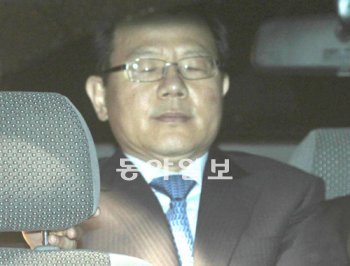 구치소 향하는 김광수 원장 부산저축은행 비리에 연루된 혐의로 구속영장이 발부된 김광수 금융위원회 산하금융정보분석원장이 7일 오후 대검을 나서 차량에 오른 뒤 굳은 표정으로 눈을 감고 있다. 신원건 기자 laputa@donga.com