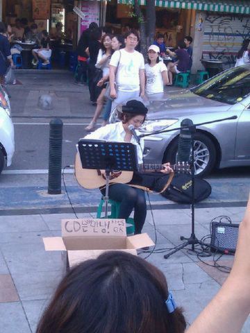 5일 서울 홍대 인근 거리에서 공연을 벌인 장재인.