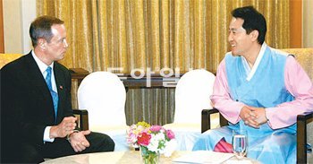 오세훈 서울시장(오른쪽)과 마틴 오말리 미국 메릴랜드 주지사가 7일 오후 마곡지구 내
바이오 산업단지 조성방안에 대해 대담하고 있다. 오 시장은 이날 북촌 한옥마을 우리빛깔 공방에서 제작한 한복을 입었다. 원대연 기자 yeon72@donga.com