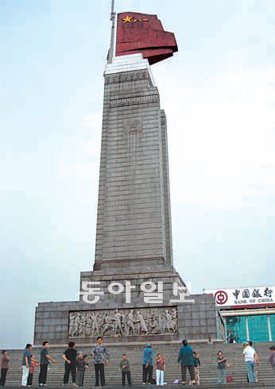 장시 성 난창 중심부 런민광장에 세워진 ‘8·1 기념탑’. 난창=구자룡 특파원 bonhong@donga.com
