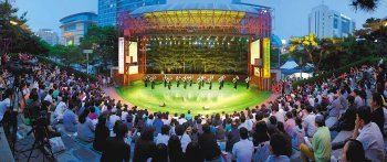 10∼15일 열리는 ‘제4회 춤추는 도시-인천’에서는 현대무용과 벨리댄스, 어린이 발레 등 다양한 장르의 춤을 만날 수 있다. 사진은 지난해 인천종합문화예술회관 야외공연장에서 펼쳐진 ‘제3회 춤추는 도시-인천’ 릴레이 댄스 공연. 인천종합문화예술회관 제공