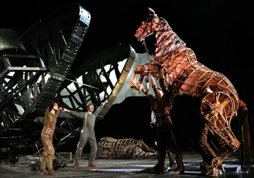 말과 인간의 우정을 그린 연극 ‘워 호스(War Horse)’가 브로드웨이에서 큰 인기를 모으며 토니상 5개 부문 유력 수상 후보로 지목되고 있다.