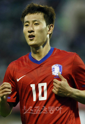 지동원 누구? ▲생년월일=1991년 5월28일 ▲신체조건=187cm 76kg ▲학력=화북초-오현중-광양제철고 ▲프로경력=2010년 전남 드래곤즈 입단  K리그 현재 38경기 10득점 5도움 ▲대표경력=2010년 아시안게임 대표, 2011년 아시안 컵 대표, 2011년 현 국가대표   A매치 현재 11경기 6득점