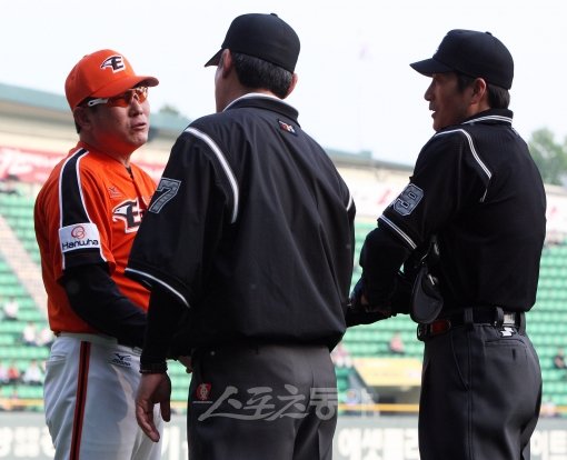 9일 잠실 LG전에 앞서 한화 한대화(왼쪽) 감독은 전날 억울한 보크 판정을 잠시 잊고, 심판들과 악수를 나눴다. 잠실 ｜ 임진환 기자 (트위터@binyfafa) photolim@donga.com