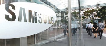 여파 어디까지… 촉각 곤두세운 삼성 삼성그룹 직원들이 9일 서울 서초구 서초동 삼성전자 본관 앞을 지나고 있다. 그룹 청렴도 전반에 대한 이건희 회장의 질타가 나온 이날 삼성 직원들은 뒤숭숭한 분위기 속에서 하루를 보냈다. 전영한 기자 scoopjyh@donga.com