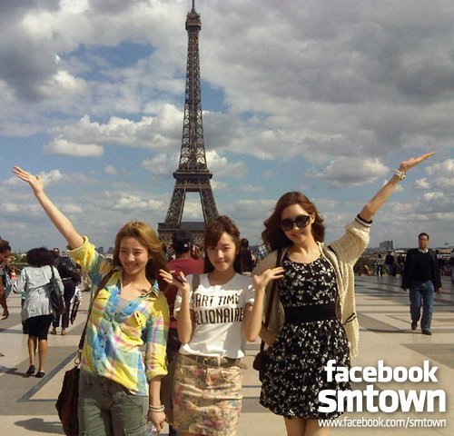 공연차 프랑스 파리로 날아간 소녀시대 멤버 효연 제시카 서연(왼쪽부터)이 에펠탑을 배경으로 기념촬영을 하고 있다.