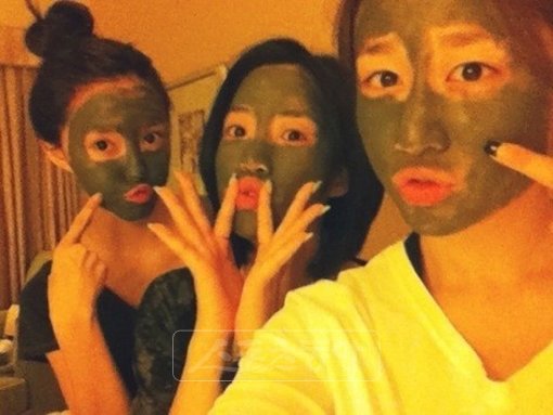 티아라 멤버들과 팩을 한 모습.