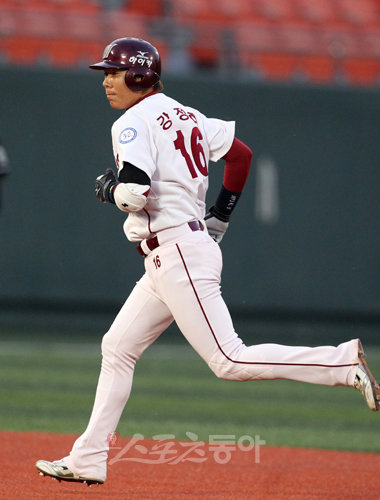 선수층이 얇은 넥센은 강정호가 중심이 되지 않으면 어려운 싸움을 할 수밖에 없다. 9일 목동 SK전 만루홈런으로 오랜 침묵에서 
탈출한 강정호는 “아시안게임 금메달로 나태했었던 것 같다”고 고백했다. 목동 ｜ 국경원 기자 (트위터
 @k1isoncut) onecut@donga.com