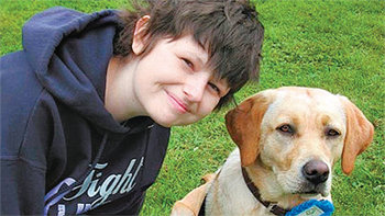 호지킨 림프종에 걸려 사투를 벌이고 있는 앨리스 파인 양이 자신의 애견 마벨과 함께 있는 모습. 사진 출처 앨리스의 블로그