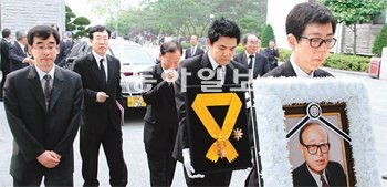 10일 서울 성북구 안암동 고려대에서 열린 김준엽 전 총장 발인식에서 상주인 홍규 씨가 김 전 총장의 영정을 들고 교내를 돌고 있다. 장지는 국립대전현충원 애국지사 묘역이다. 박영대 기자 sannae@donga.com