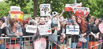 공연장 앞 한류 팬들 10일 프랑스 파리의 제니트 공연장 앞에서 동방신기, 소녀시대 등 한국 아이돌 그룹의 유럽 첫 공연을 보기 위해 500여 명의 한류 팬이 시작 5시간 전부터 기다리고 있다. SM엔터테인먼트 제공