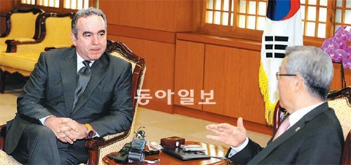 김성환 외교통상부 장관(오른쪽)이 10일 오전 서울 종로구 도렴동 외교부 청사에서 커트 캠벨 미국 국무부 동아시아태평양 담당 차관보와 만나 이야기를 나누고 있다. 원대연 기자 yeon72@donga.com