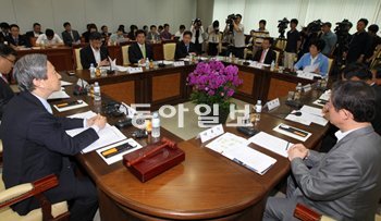 이채필 노동-이용득 노총위원장 첫 대면 노동계가 노동조합 및 노동관계조정법 재개정을 추진하고 있는 가운데 10일 오전 여의도 경제사회발전노사정위원회에서 이채필 고용노동부 장관과 이용득 한국노총 위원장이 첫 대면을 하고 있다. 양회성 기자yohan@donga.com