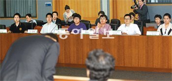 대학생에 고개숙인 황우여 한나라당 황우여 원내대표가 10일 서울 용산구 숙명여대에서 한국대학생연합 박자은(오른쪽) 의장 등 대학생들에게 목례를 하고 있다. 반값 등록금 문제로 마련한 간담회 자리. 변영욱 기자 cut@donga.com