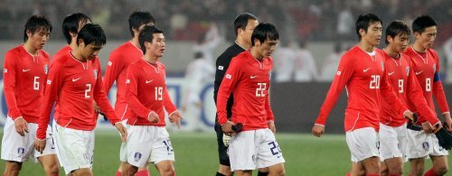 2010년 2월 동아시아축구대회에서 중국에 0-3으로 패한 뒤 침울한 표정으로 그라운드를 나오고 있는 한국축구대표팀 선수들.  연합뉴스