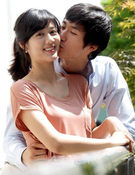 9월 결혼을 공식 발표한 박철우-신혜인 커플이 12 일 스포츠동아와 만나 러브스토리를 공개했다. 예비신부 신혜인(왼쪽)의 볼에 키스하는 박철우.