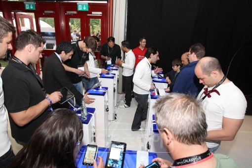 4월30일 열린 삼성전자 갤럭시S2 독일 론칭 행사에서 관람객들이 제품을 직접 경험해 보고 있다.