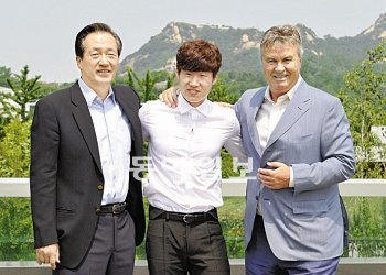 2002년 월드컵 4강을 이끈 한국 축구의 주역들인 정몽준 대한축구협회 명예회장과 박지성 선수, 거스 히딩크 터키대표팀 감독(왼쪽부터)이 11일 서울 종로구 아산 정책연구원에서 만나 환담을 나눴다.양종구 기자 yjongk@donga.com