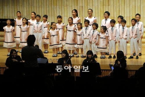 공개입양아로 구성된 한국입양어린이합창단이 12일 오후 서울 강남구 일원동 세라믹팔레스홀에서 콘서트 ‘행복’ 공연을 하고 있다.원대연 기자 yeon72@donga.com