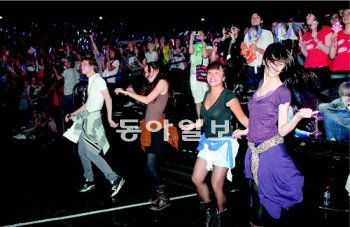 춤추고… 11일 프랑스 파리 제니트 공연장에서 열린 ‘SM타운 라이브 월드 투어 인 파리’ 2차 공연에서 한류팬들이 음악에 맞춰 춤을 추고 있다.