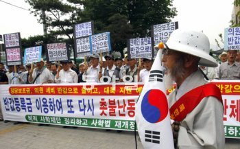10일 오후 서울 청계광장 앞에서 보수 성향 시민단체들이 ‘반값 등록금’ 촛불시위를 반
대하는 집회를 벌였다. 원대연 기자 yeon72@donga.com