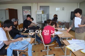 중도입국한 다문화가정 자녀들을 위한 한국어 교육이 이뤄지고 있는 충북 청원군 오창면의 비인가 대안학교인 새날학교에서 10대 청소년들이 받아쓰기 수업을 하고 있다. 청원=장기우 기자 straw825@donga.com