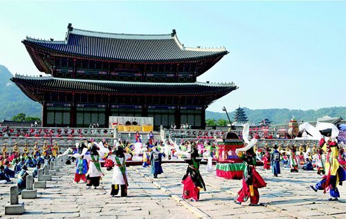 11일 오후 서울 경복궁 근정전에서 열린 ‘외규장각 의궤 반환 환영대회’에서 궁중 정재(呈才·대궐 안의 잔치 때에 벌이던 춤과 노래) 공연이 펼쳐지고 있다. 김동주 기자 zoo@donga.com