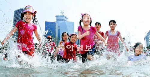 “더위야 물러나라!” 낮 최고기온이 28도까지 오른 12일 오후 서울 여의도 한강공원에서 어린이들이 물놀이를 하며 더위를 식히고 있다. 장승윤 기자 tomato99@donga.com