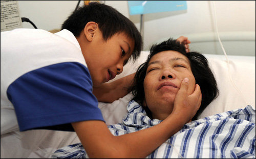 뤄웨이커와  그의 어머니 뤄주자오(출처: 봉황신문)