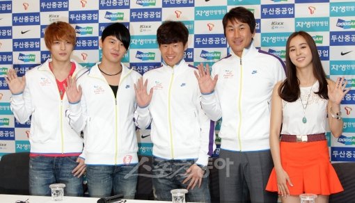 15일 베트남 호치민에서 열릴 ‘제1회 두산 아시안드림컵’을 앞둔 13일 인천국제공항에서 진행된 대회 출정식에 참가한 JYJ 멤버 김재중 김준수, 박지성, 유상철, 탤런트 한혜진(왼쪽부터)이 포즈를 취하고 있다. 인천국제공항 ｜ 임진환 기자 photolim@donga.com 트위터 @binyfafa