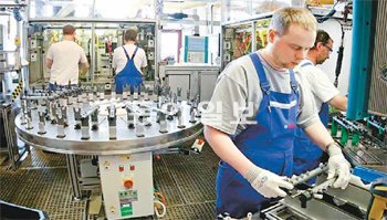 독일 슈투트가르트에 위치한 보쉬 자동차사업부 본사에서 CP4를 생산하고 있는 직원들의 모습. 이 CP4라인이 유럽 이외의 지역으로는 처음으로 대전에 들어선다. 보쉬 제공