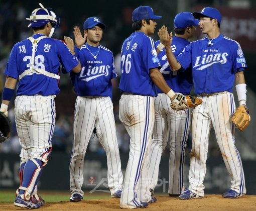 은근슬쩍 선두를 넘본다. 안정된 선발, 막강불펜. 그리고 최근에는 방망이까지 살아났다. 1위와 불과 1.5경기차로 4위를 달리고 있는 삼성은 지난주 5승1패로 선전했다. 잠실 | 국경원 기자 onecut@donga.com  트위터 @k1isonecut