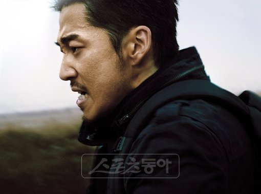 ‘원조 아이돌’로 불리는 스타들의 활약은 최근 뜨고 있는 아이돌 그룹의 그것에 뒤지지 않는다. 짧지 않은 활동 경험으로 더욱 화려한 재능을 발휘하고 있다. 사진은 그룹 g.o.d 출신 윤계상이 영화 ‘풍산개’에서 연기하는 모습.