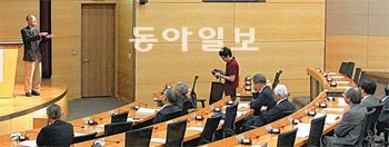 서갑경 미국 하와이대 명예교수가 서울 성북구 안암동 고려대 백주년기념삼성관 국제원격회의실에서 미국 대학의 총장 선임 과정에 대한 강연을 하고 있다. 이종승 기자 urisesang@donga.com