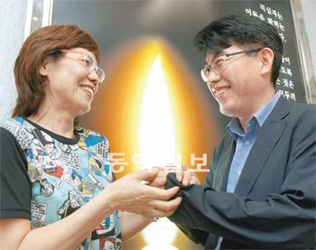 4월 Rh- 봉사회의 도움으로 목숨을 구한 박혜정 씨(왼쪽)와 박 씨에게 헌혈을 해준 이용
섭 씨가 서울 중구 남산동 대한적십자사에서 만나 환하게 웃고 있다. 두 사람은 헌혈 후
처음 만났다. 양회성 기자 yohan@donga.com