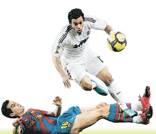 결승전에서는 져도 용납이 되지만 라이벌전에서 진다면 비난을 면하기 힘들다. 스페인 프로축구 바르셀로나와 레알 마드리드는 20세기 초 정치적인 문제로 앙숙이 됐다. ‘엘 클라시코’로 불리는 두 팀의 경기는 사진처럼 강력한 태클이 난무해 전쟁터를 방불케 한다. 동아일보DB