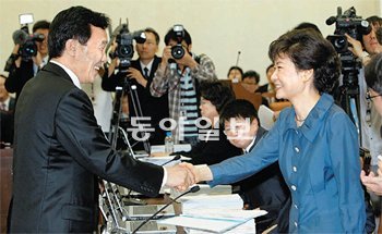 악수 나눈 뒤… 시선 안 마주쳐 13일 열린 국회 기획재정위원회 전체회의에 처음 출석한 손학규 민주당 대표(왼쪽)가 박근혜 전 한나라당 대표와 인사를 나누고 있다. 전영한 기자 scoopjyh@donga.com