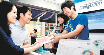 대구 중구 대구백화점 앞에 설치된 2011 대구세계육상선수권대회 홍보관에서 시민들이 입장권을 구매하고 있다. 장영훈 기자 jang@donga.com