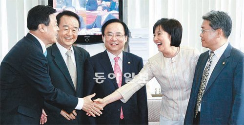 국회 사법제도개혁특별위원회가 13일 국회 법제사법위원회 회의실에서 ‘5인 회의’를 열고 대검찰청 중앙수사부 직접 수사기능 폐지 등 일부 핵심 쟁점을 더는 논의하지 않기로했다. 5인 회의에 참석한 이한성 주성영 한나라당 의원, 이주영 사개특위 위원장, 박영선
김동철 민주당 의원(왼쪽부터). 전영한 기자 scoopjyh@donga.com