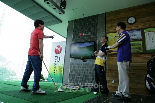 최근 대구에서는 아웃도어(야외) 스크린 골프가 붐을 이루고 있다. 실제 필드와 비슷한 느낌에 많은 비용이 들지 않는 장점이 있다.