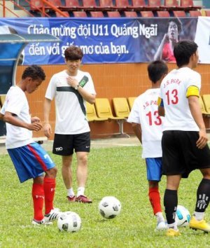박지성 축구클리닉 두산 아시안드림컵을 위해 베트남을 방문중인 박지성이 14일 오전 호찌민 탄롱 스포츠센터에서 
유소년 축구클리닉을 갖고 있다.연합뉴스