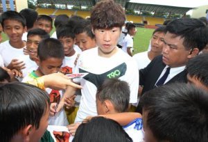 인기 최고 두산 아시안드림컵을 위해 베트남을 방문중인 박지성이 14일 오전 호찌민 탄롱 스포츠센터에서 열린 
유소년 축구클리닉이 끝난 뒤 축구 꿈나무들에게 사인을 해주고 있다. 연합뉴스